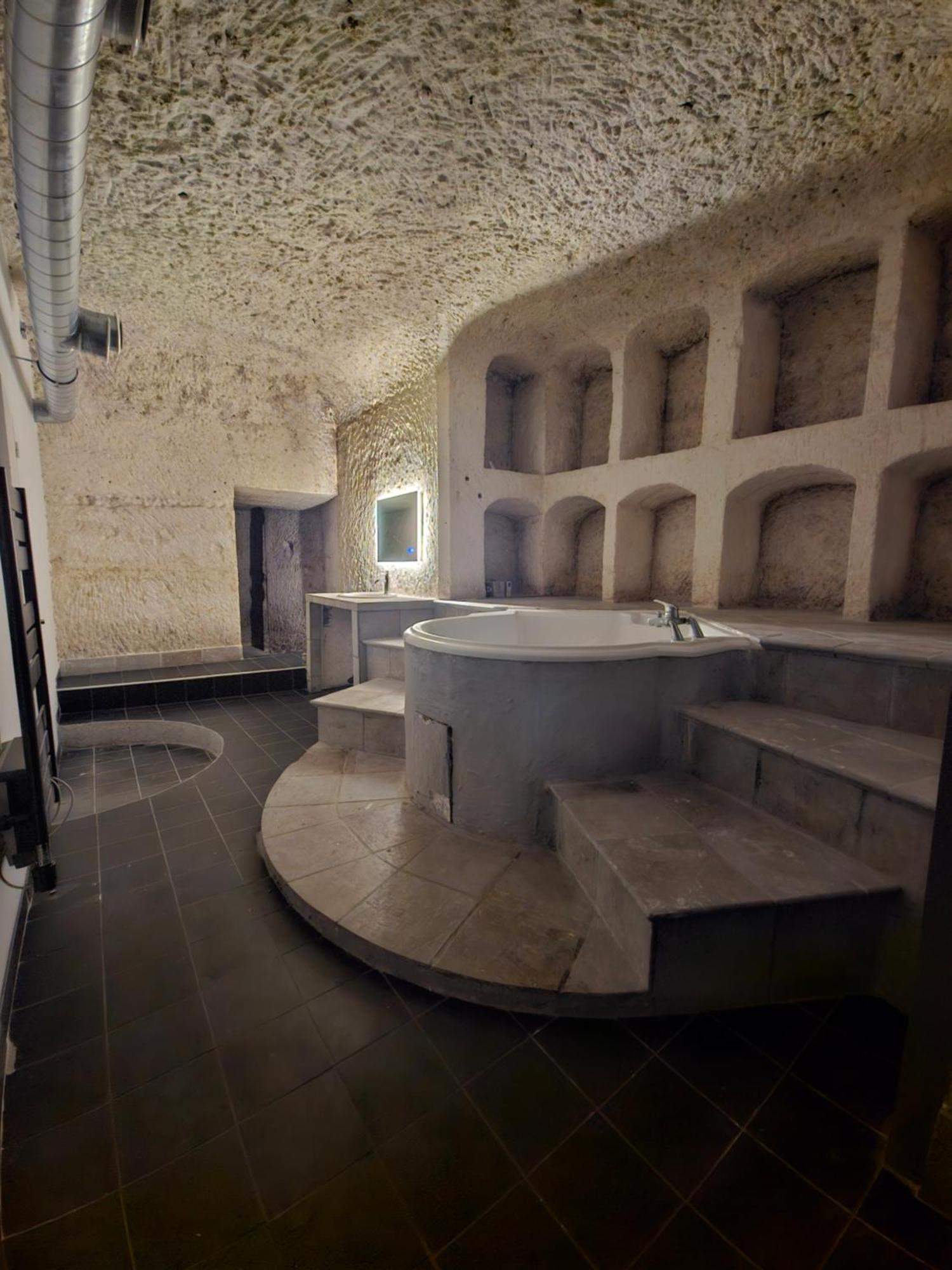 Troglodyte Baths Appartement Saint-Étienne-de-Chigny Buitenkant foto